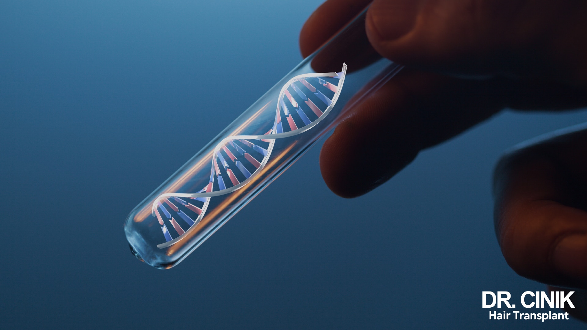 Mano guantata che regge una provetta da laboratorio in cui galleggia una doppia elica di DNA, su sfondo blu