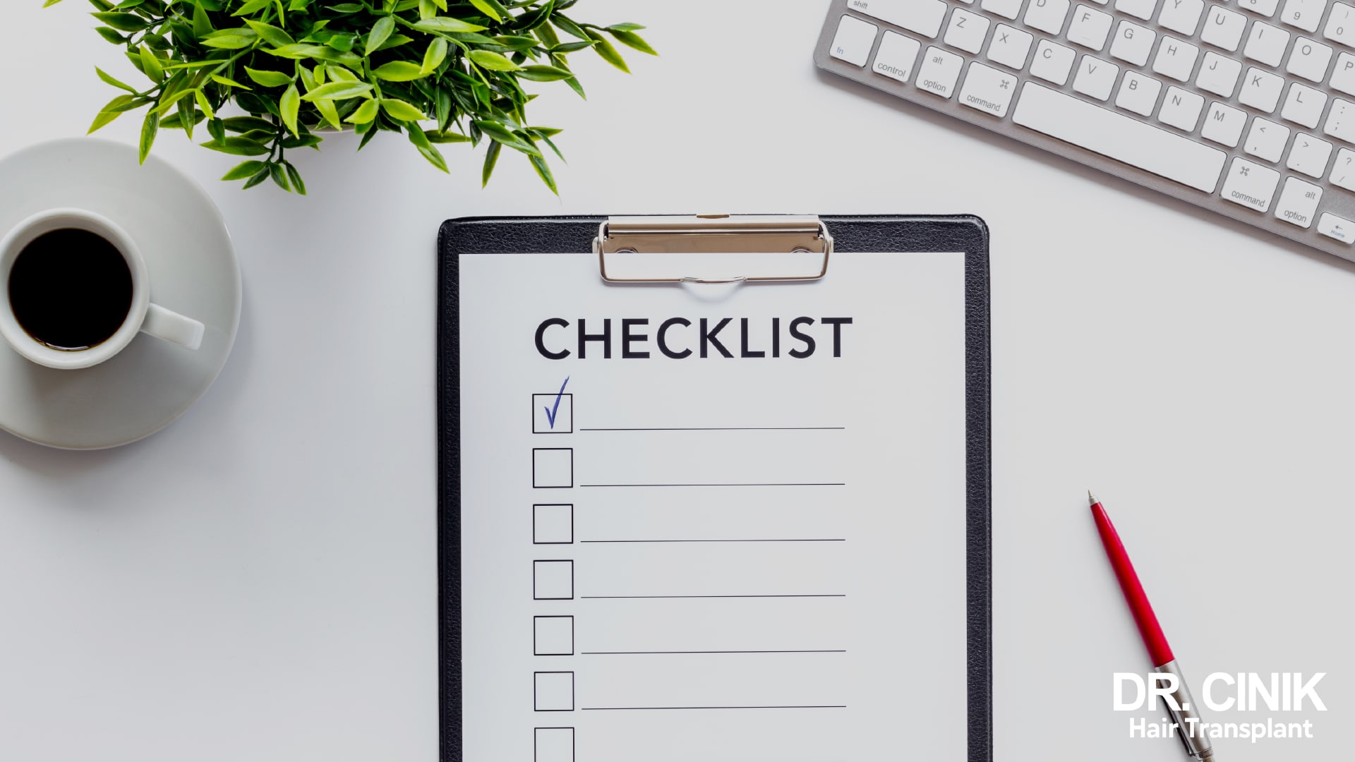 Блокнот на столе со списком под заголовком CHECKLIST, одна отметка проставлена, рядом красная ручка и чашка кофе