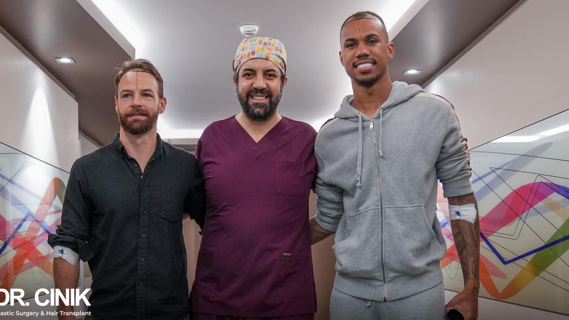 Gabriel Magalhães avec le Dr Emrah Cinik avant sa greffe de cheveux à Istanbul