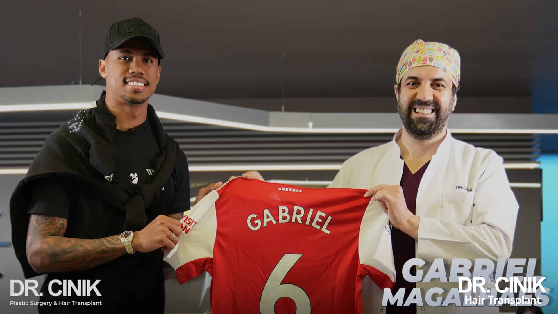 Gabriel Magalhães avec le Dr Emrah Cinik après sa greffe de cheveux